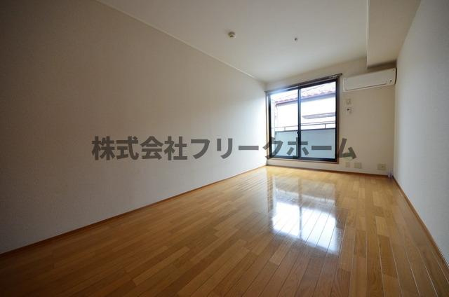 三鷹市下連雀４丁目のアパートの居間・リビング