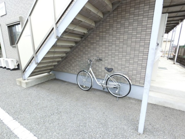 【その他共用部分】 | 駐輪場は有りませんので、階段下等をご利用下さい