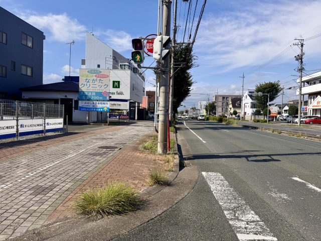 佐藤二丁目の前面道路含む現地写真|別角度から物件前道路を撮影してみました。車の流れはスムーズです。