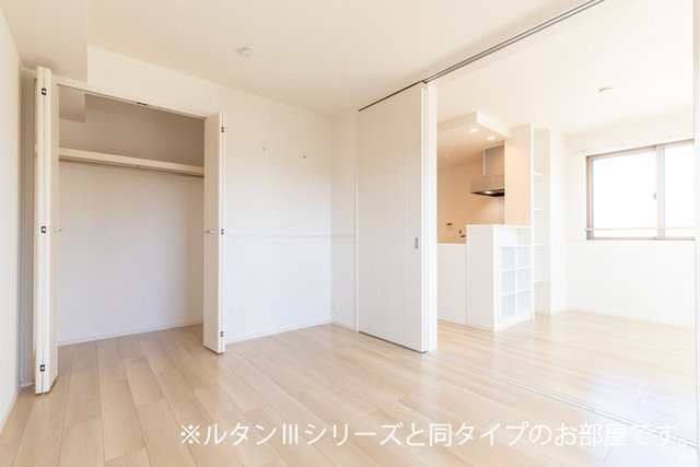 ラヴィアンローズの居間・リビング
