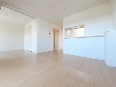 【居間・リビング】 | グランデール興浜Ⅱ | ゆったり過ごせる居間です