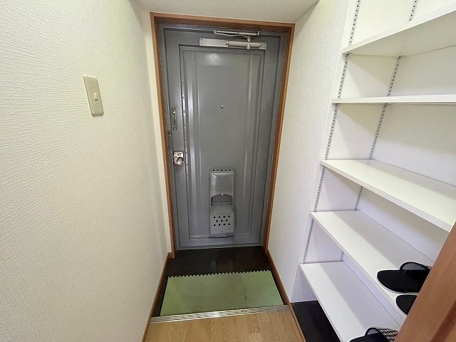 第5田村マンションの玄関