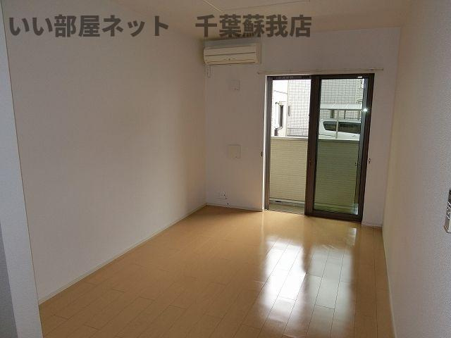 グレイスメゾンＡの居間・リビング|こちらの居間で趣味の時間をお楽しみください