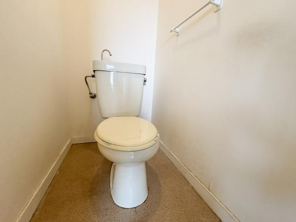 つかさアーバングリーン岩田のトイレ|シンプルなデザインで清潔感のあるトイレです。壁際にはタオル掛けが設置されています。掃除がしやすい床も特徴的です。空間を有効活用した配置となっています。ゆったりとしたスペースでご利用いただけます。