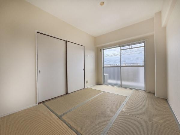 つかさアーバングリーン岩田の和室|明るい日差しが差し込む和室です。シンプルな内装で落ち着いた雰囲気を感じられます。収納スペースも備わっておりすっきりとした空間が広がります。畳の質感が柔らかな印象を与えます。