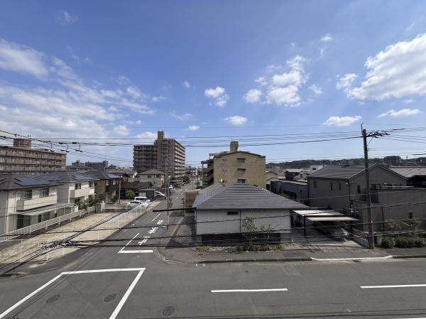 つかさアーバングリーン岩田のその他|道路や周辺の建物まで見渡せる現地からの眺望です。開放感のある空が広がっています。街並みがしっかり確認できますので日々の暮らしに安心感をもたらします。景色の広がりを感じられる立地です。