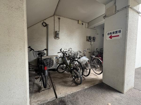 つかさアーバングリーン岩田のその他共用部分|敷地内に自転車置き場が設けられており雨の日でも自転車が濡れません。