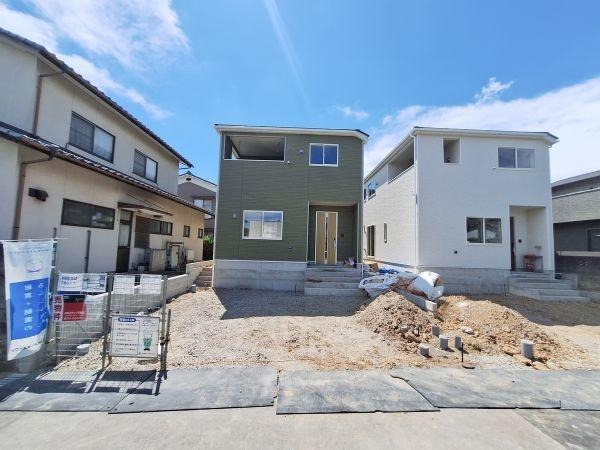 寒田南町第1-2号棟の前面道路含む現地写真|前面道路含む現地(2026年8月撮影)