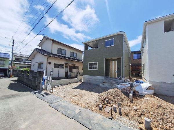 寒田南町第1-2号棟の前面道路含む現地写真|前面道路含む現地(2026年8月撮影)