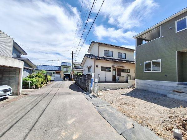 寒田南町第1-2号棟の前面道路含む現地写真|前面道路含む現地(2026年8月撮影)