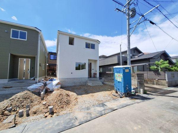 寒田南町第1-1号棟の前面道路含む現地写真|前面道路含む現地(2026年8月撮影)