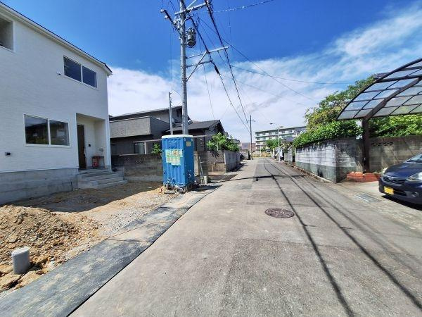 寒田南町第1-1号棟の前面道路含む現地写真|前面道路含む現地(2026年8月撮影)