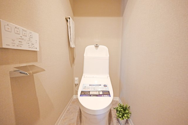 星和プラネタウン千里南第１期B棟のトイレ|新調済みのトイレでウォシュレット機能が付いており、清潔で心地よくご利用いただけます。