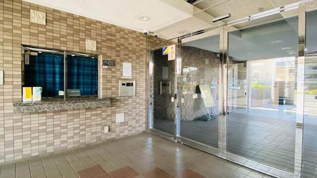 レクセル新子安のエントランス