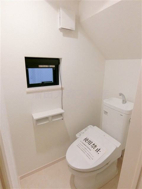 Sumai-to大田区東矢口01のトイレ|1階の窓と温水洗浄便座付きのトイレ
2階にもトイレ有！