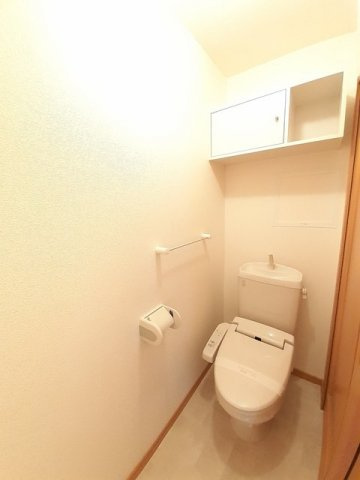 アンソレイエ　ヴィラ　Ⅱのトイレ|ゆったりとした空間のトイレです