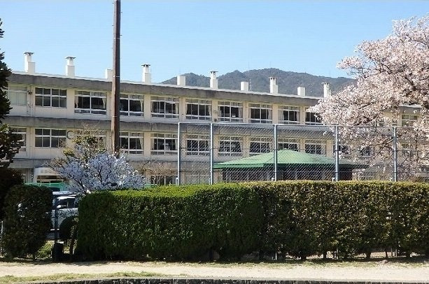 アンソレイエ　ヴィラ　Ⅱの周辺|三入小学校まで1900m
