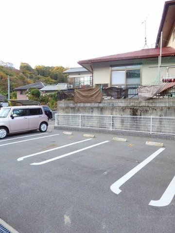 フリーデ・Ｙの駐車場|車をお持ちの方に嬉しい駐車場付きの物件です