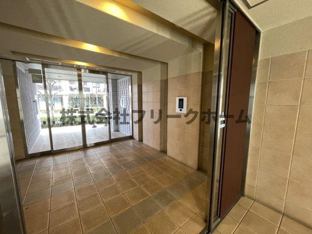 小金井市本町４丁目の賃貸マンションのエントランス