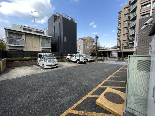 小金井市本町４丁目の賃貸マンションの駐車場
