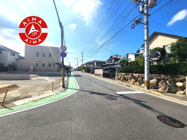 福岡市南区皿山3丁目第3-2棟（1号棟）の前面道路含む現地写真|前面道路は閑静な住宅地をはしる車通りの少ない道路。お車の出し入れが苦手なママや小さなお子様にも安心ですね。しっかり舗装もされているので、ベビーカーや自転車で通っても快適に通行できます。
