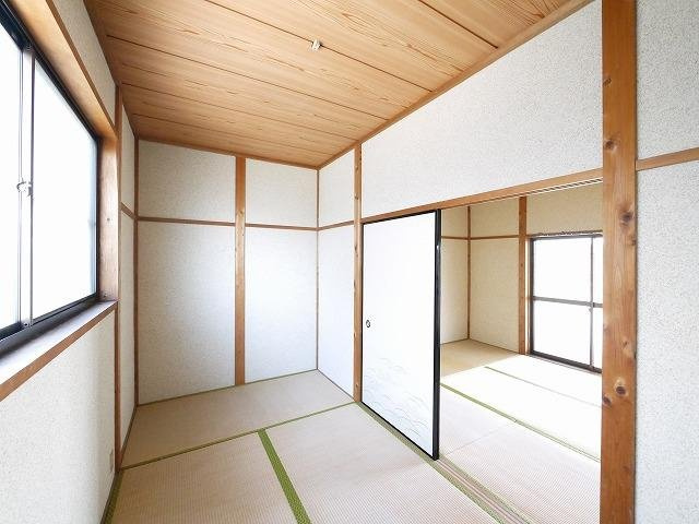 大西勉貸家（大安寺一丁目）の内装|明るい色調の室内です
