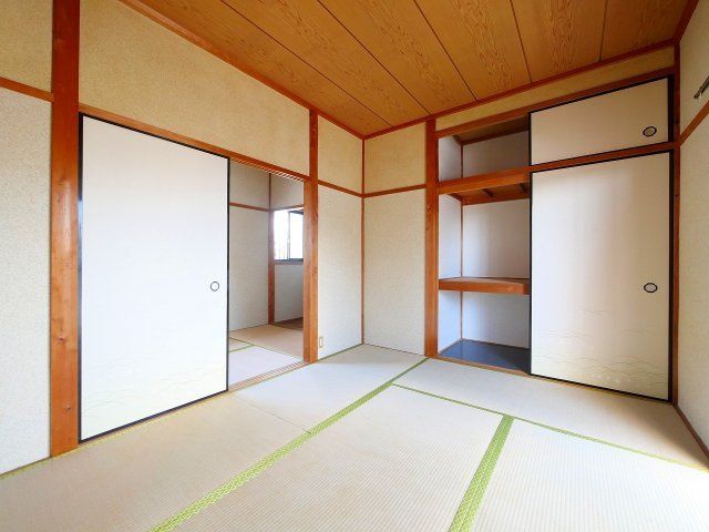 大西勉貸家（大安寺一丁目）の寝室|広くて明るい寝室