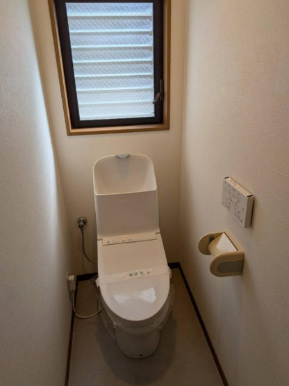【トイレ】 | 三津屋中２丁目中古戸建 | 温水洗浄便座付トイレ