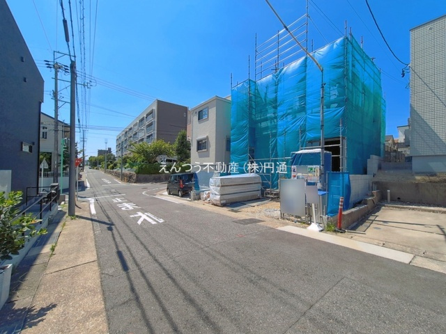ハートフルタウン黒沢台1丁目の前面道路含む現地写真