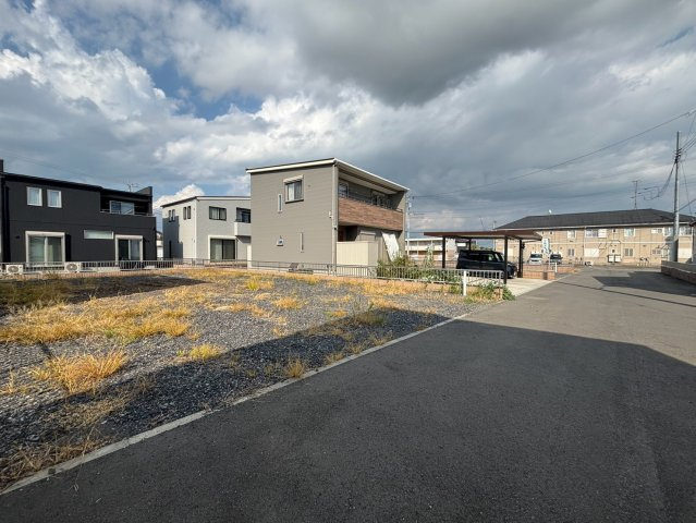 【前面道路含む現地写真】 | 【邑楽町第３期　現地外観】
※令和８年９月時点