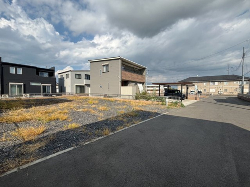 【前面道路含む現地写真】 | 【邑楽町第３期　現地外観】
※令和８年９月時点