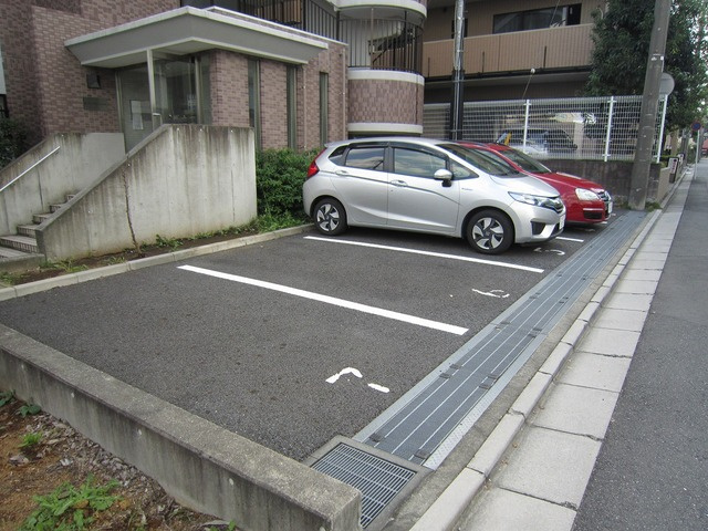 ピーノパラッツォ１６の駐車場