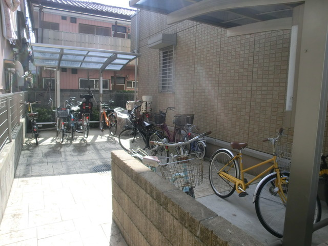 ソシエのその他共用部分|屋根付きのエントランスです♪