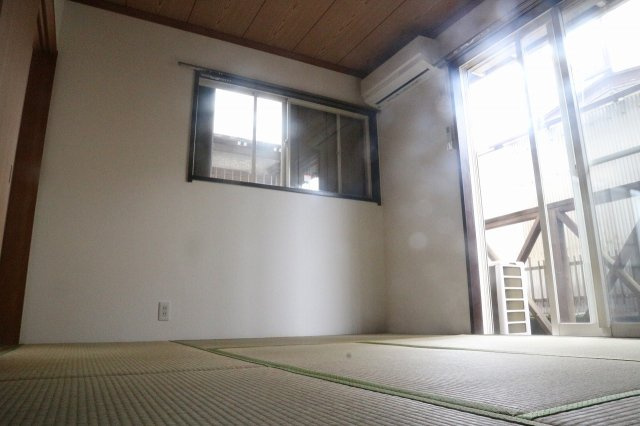 【内装】 | 高橋ハイツ | 2面遮光でほのかな光がお部屋まで差し込みます