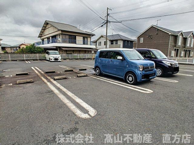 直方市大字頓野のアパートの駐車場