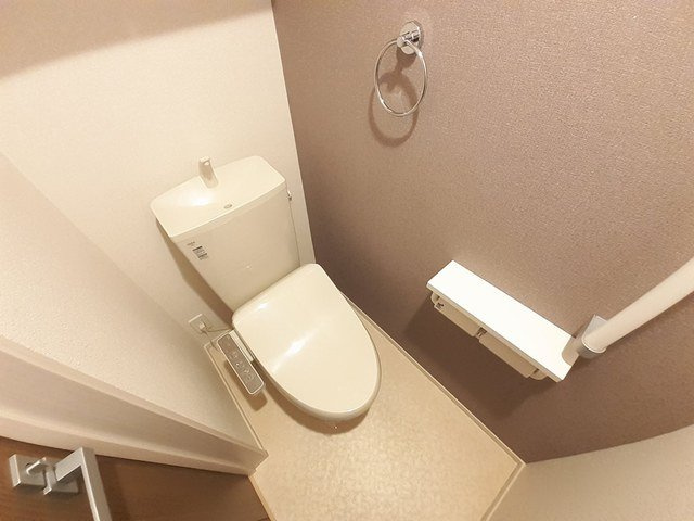 カーサベルデＤのトイレ|落ち着いた色調のトイレです