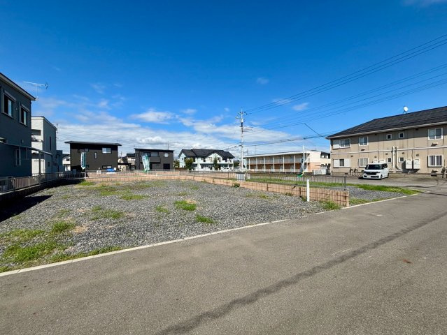 【前面道路含む現地写真】 | 【邑楽町第３期　現地外観】
※令和８年９月時点
