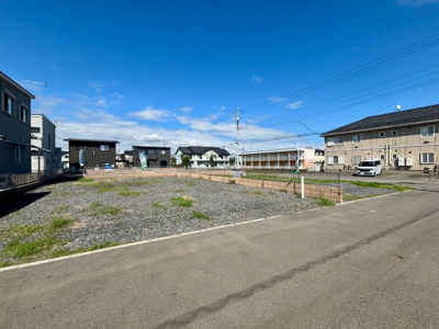 【前面道路含む現地写真】 | 【邑楽町第３期　現地外観】
※令和８年９月時点