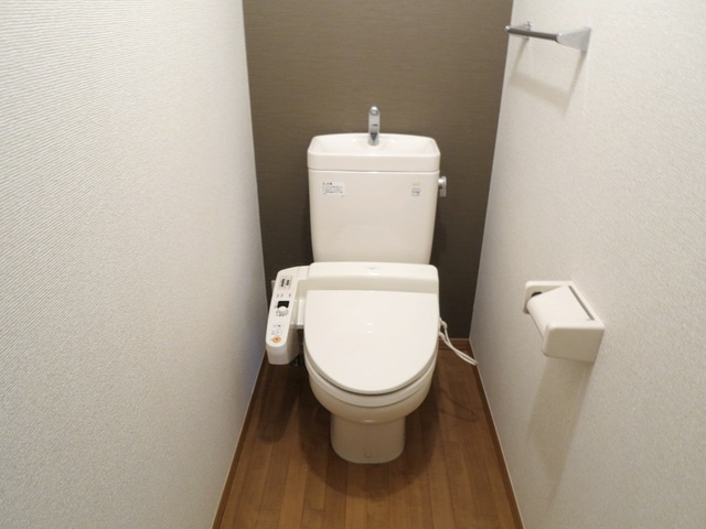 ドルフ・クレセントのトイレ|温水洗浄便座機能が付いたお手洗いです。