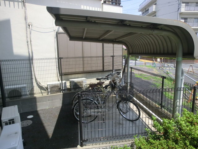 ドルフ・クレセントのその他共用部分|屋根つきの駐輪スペースです♪