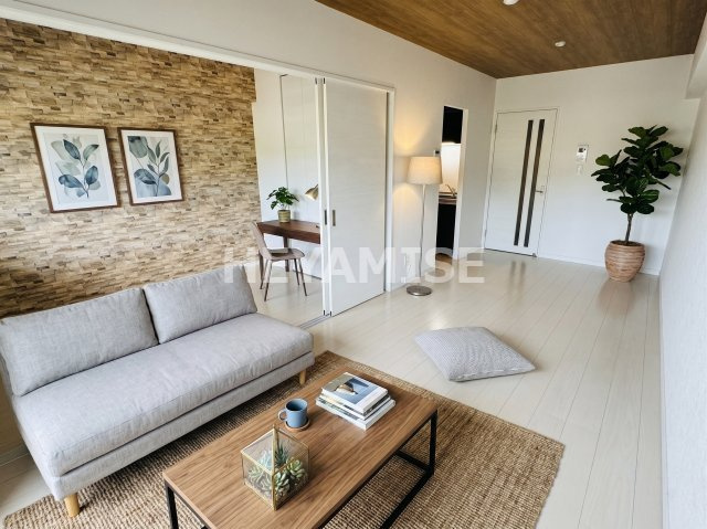 長崎市矢上町の賃貸マンションの居間・リビング|※AIによるバーチャルステージング画像です※