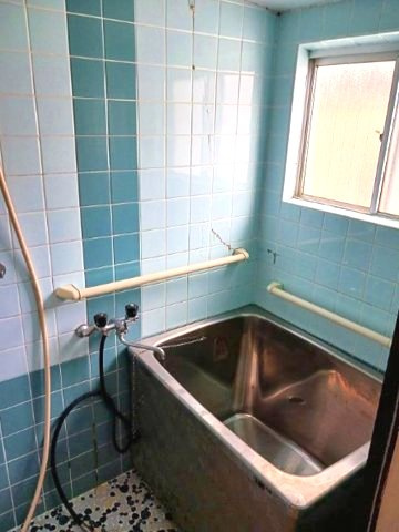 コーポヤマモトの浴室|窓のある浴室は、換気ができ明るいです
