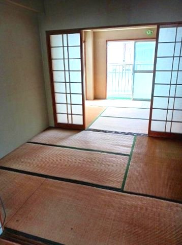 コーポヤマモトの和室|和室が隣接しており、続き間としてお使いいただくことも