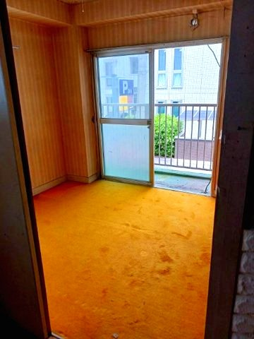 コーポヤマモトの洋室|バルコニーに面し、採光に恵まれた明るい洋室