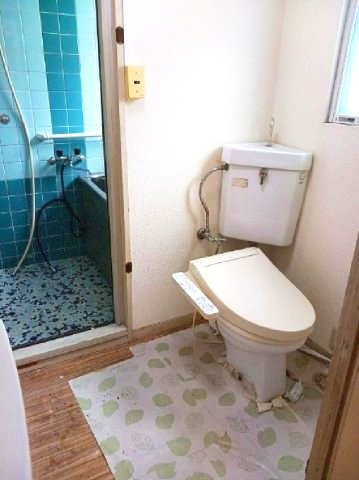 コーポヤマモトのトイレ|窓があるトイレは、明るく換気も安心