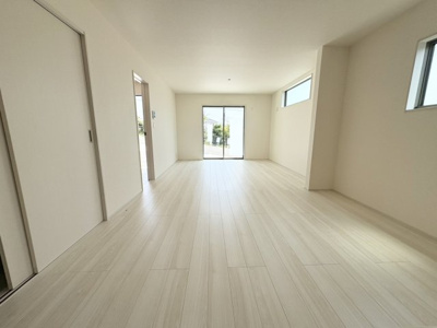 【内観：施工例】 | 明石市魚住町清水　新築戸建 | ■大きなサッシからたっぷりの太陽光が入るリビング♪※同社施工例