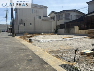 【前面道路含む現地写真】 | 明石市魚住町清水　新築戸建 | ■令和8年10月完成予定♪
■閑静な住宅地で小さなお子様がいるご家族にも安心です♪