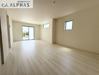 【内観：施工例】 | 明石市魚住町清水　新築戸建 | ■LDK約18帖で、和室に繋がっていて使いやすく明るいリビングです♪※同社施工例