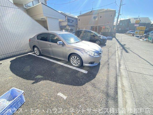 エスパサール福生の駐車場