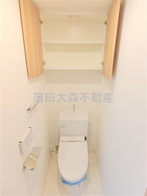 HY's flat 糀谷のトイレ|棚収納と温水洗浄便座付きのトイレ